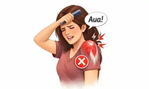 Frau mit schmerzender Schulter, die sich den Kopf kämmt. "Aua!" deutet auf die psychischen Ursachen von Frozen Shoulder hin.