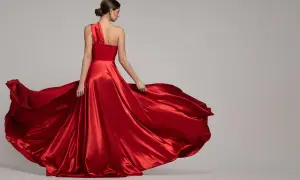 Elegancka, czerwona, długa sukienka na jedno ramię. Idealna na wesele, a jakie buty do długiej sukienki na wesele?