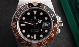 Reloj Rolex GMT-Master II, un verdadero root master en español, con bisel bicolor y detalles en oro rosa.