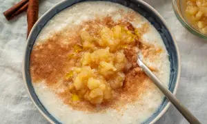 Cremiger Milchreis mit Apfelmus und Zimt, ein köstliches Milchreis Rezept für gemütliche Momente.