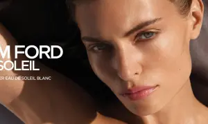 Kobieta z lśniącą skórą, obok flakonik perfum Tom Ford Soleil. Odkryj zapach Eau de Soleil Blanc.