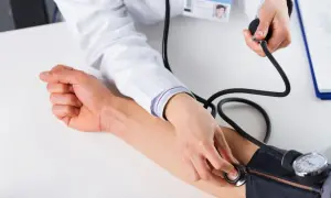 Lekarz mierzy ciśnienie. Niskie ciśnienie może prowadzić do groźnych konsekwencji, nawet śmierci.