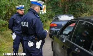 Policjanci kontrolują kierowcę. Czy na terenie prywatnym można jeździć bez prawa jazdy? Lubuska Policja wyjaśnia.