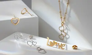 Złoto próba 375: delikatna biżuteria z serduszkami i napisem LOVE. Kolczyki, wisiorek i naszyjnik tworzą romantyczny zestaw.