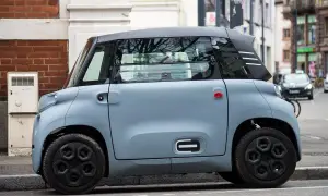 Citroën Ami, un veicolo compatto e agile, perfetto per muoversi in città. Le sue dimensioni ridotte lo rendono ideale per parcheggiare ovunque.