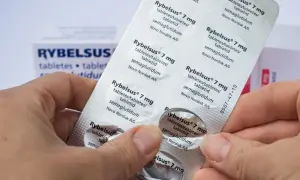 Dłonie trzymają opakowanie leków na cukrzycę Rybelsus 7 mg.