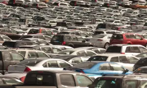 Ogromny parking pełen nowych sedanów i innych samochodów.