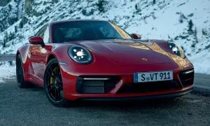Czerwone Porsche 911 GTS na tle ośnieżonych gór.