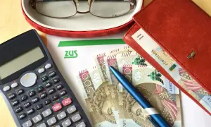 Kalkulator, okulary, pieniądze i dokument ZUS. Może to być przygotowanie do złożenia wniosku o grupę inwalidzką.