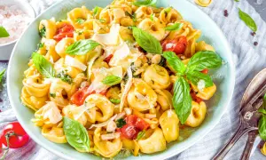 Z czym podać tortellini z pomidorami i mozzarellą, by zachwycić smakiem?