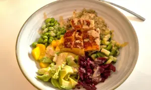 En färgstark bowl med lax, quinoa, edamamebönor, mango, avokado och rödbetor. Ett perfekt mat tips för en hälsosam lunch.