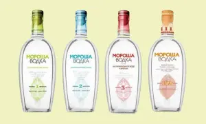 Cztery butelki wódki Morosha, każda z innym kolorowym akcentem na etykiecie i korku, prezentują różne warianty produktu.