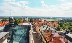 Widok na Sandomierz z lotu ptaka. Urokliwe uliczki i zabytkowe kamienice zachęcają do odkrywania sandomierskich atrakcji.