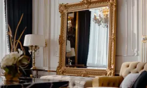Lustro z głębią: Jakie lustro ozdobne złote wybrać do stylowego salonu?