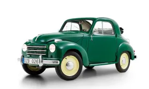 Grön Fiat 500 Topolino från 1948, en klassisk liten bil med charmiga detaljer.