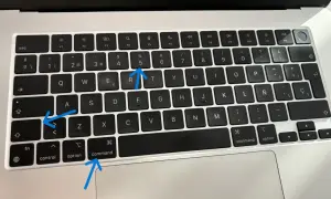 Aprende como hacer una captura de pantalla en el ordenador. Las flechas señalan las teclas Command, Shift y 5.