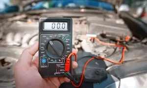 Kiedy alternator rozładowuje akumulator? Oto najczęstsze przyczyny