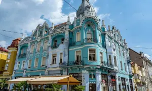 Piękne, błękitne kamienice w Oradei, pełne detali architektonicznych, to prawdziwe atrakcje.