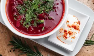 Zupa buraczkowa: przepis krok po kroku i sekrety idealnego koloru