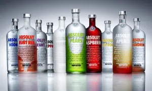 Rząd butelek wódki Absolut, w tym smaki Ruby Red, Pears, Raspberry, Citron, Apeach i Mandrin.