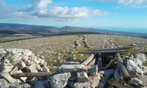 Sentiero roccioso su un crinale con vista sul mare, vicino a Cagnano Varano.