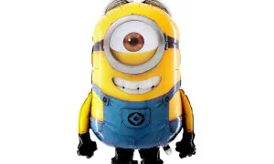 Żółty balon w kształcie Minionka z jednym okiem, w niebieskich ogrodniczkach. Idealny na imprezę, jako jeden z wielu wesołych balonów 21.