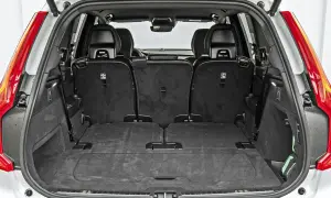 Pusta przestrzeń bagażowa Volvo XC90, z opuszczonymi siedzeniami, pokazuje jego imponujące **wymiary**. Idealny na rodzinne wyjazdy.
