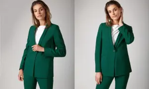 Eleganckie stylizacje biznesowe damskie w odcieniu butelkowej zieleni. Modelka prezentuje zielony garnitur: marynarkę i spodnie.