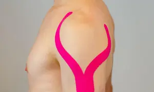 Schulter tapen: Ein Mann mit pinkem Kinesio-Tape auf der Schulter, das wie ein aufgeschlagenes Buch aussieht.