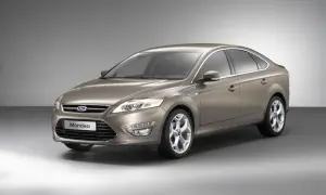 Ile litrów w baku Forda Mondeo? Zasięg i rezerwa dla każdej generacji