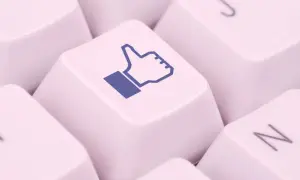 Klawisz z ikoną kciuka w górę. Czas pomyśleć, jak zrezygnować z FB.