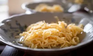 Talerz z delikatnym makaronem do rosołu, gotowym do podania.