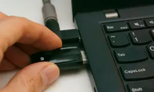 Jak naprawić pendrive, którego nie widzi komputer? Pełny poradnik