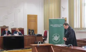 Sąd w Zielonej Górze: dwaj mężczyźni w togach siedzą za stołem, jeden w todze stoi obok.