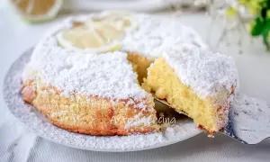 Deliziosa caprese al limone sal de riso, cosparsa di zucchero a velo e decorata con fettine di limone.