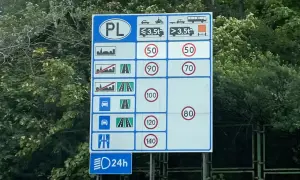 Znak drogowy w Polsce. Uważaj na przekroczenie prędkości o 20 km/h, bo mandaty są wysokie.