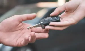 Przekazanie kluczyków do auta. Uważaj na podatek od sprzedaży samochodu przed upływem 6 miesięcy.
