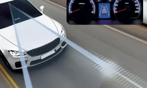 Un coche blanco con sensores en el parabrisas emite haces de luz, mostrando que es la ISA (Asistente Inteligente de Velocidad) en acción.