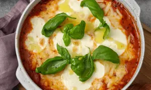 En ugnsbakad gnocchi alla sorrentina med smält mozzarella, tomatsås och färsk basilika.