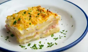 Pyszny kawałek zapiekanki ziemniaczanej z szynką i serem, idealny na obiad. Ten przepis na lasagne ziemniaczaną zachwyci każdego!