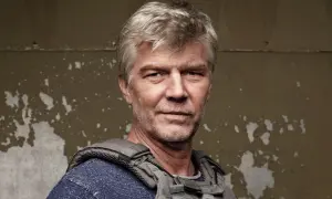 Johan Falk i ny film. En man med grått hår och väst ser allvarlig ut.