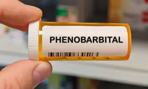 Pudełko z lekami z napisem "PHENO BARBITAL". Zawiera tabletki, które należą do grupy barbituranów.