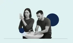 Kobieta z niepokojem ogląda telefon, mężczyzna obsesyjnie myje ręce. To mogą być objawy OCD.