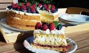 Pyszny tort dla początkujących z malinami i borówkami. Idealny na letnie popołudnie.