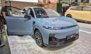 Niebieski hatchback B10 z otwartymi drzwiami, obok żółtego samochodu. To jest właśnie hatchback co to za typ auta.