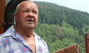 Starszy mężczyzna z zaniepokojoną miną, być może doświadczający objawów przeciążenia serca u osób starszych na szlakach górskich.
