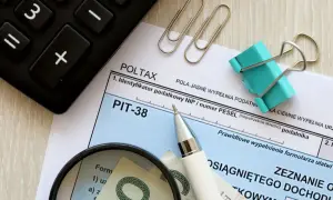Rozliczenie PIT-38, kalkulator, lupa i pieniądze. Czas na rozliczenie pit kryptowaluty do kiedy?