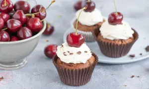 Schoko Kirsch Muffins mit Sahne und frischen Kirschen. Ein Genuss für alle Sinne!