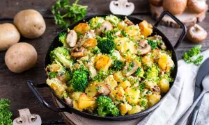 Herzhaftes Kartoffel-Brokkoli-Pfannengericht mit Pilzen. Perfekt als leichtes Abendessen für die Fettverbrennung.