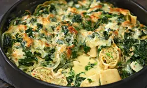 Herzhafter Maultaschen Auflauf mit Spinat und cremiger Käsesauce, goldbraun überbacken.